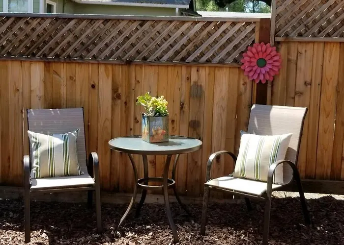Colonial Cottage Getaway
