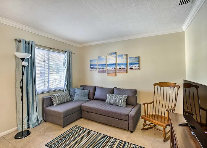 Walk To Beach & Dining: Sunny St Pete Condo!