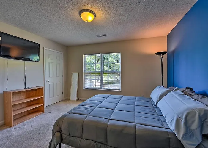 Cozy Greensboro Townhome ~ 7 Mi To Unc Campus