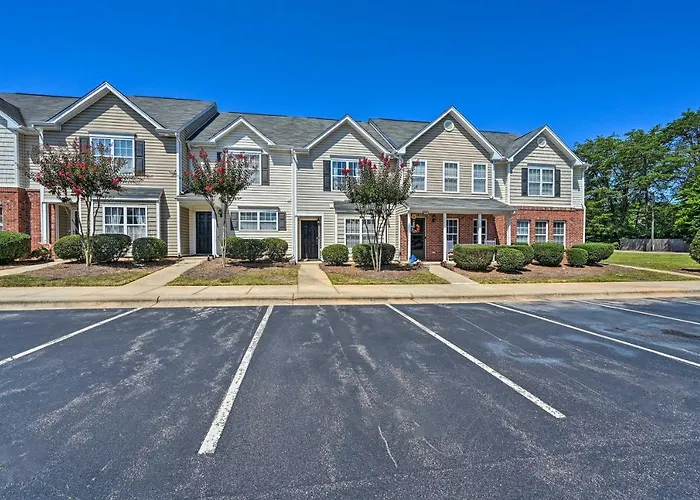 Cozy Greensboro Townhome ~ 7 Mi To Unc Campus