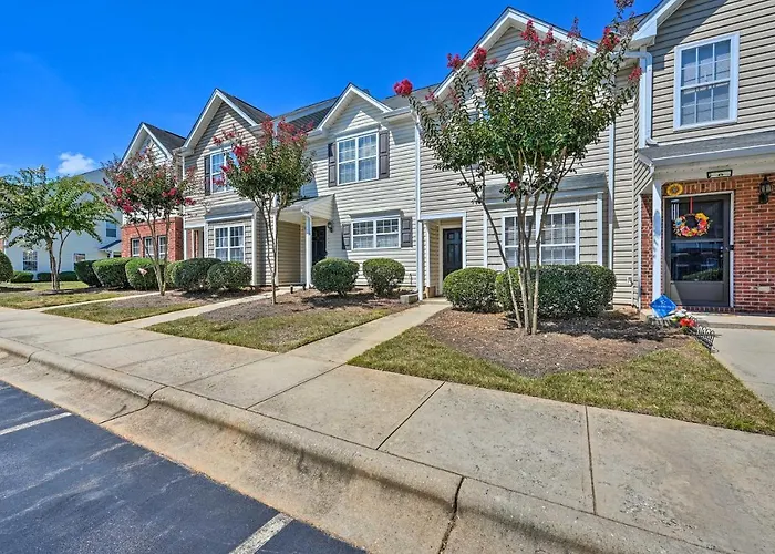 Cozy Greensboro Townhome ~ 7 Mi To Unc Campus