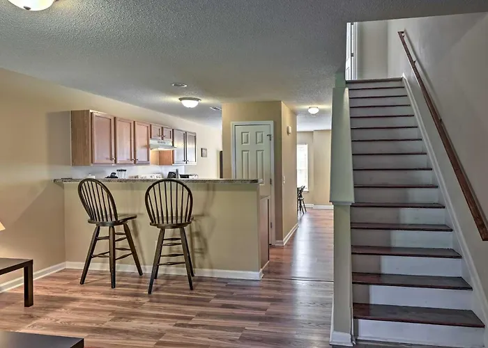 Cozy Greensboro Townhome ~ 7 Mi To Unc Campus
