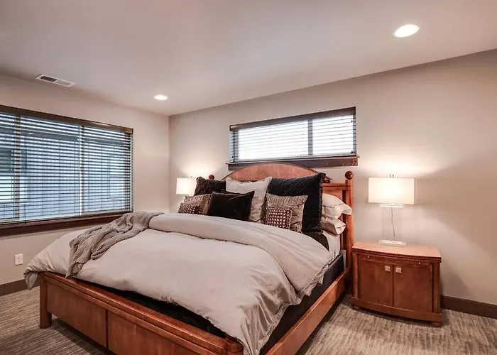 Luxury Townhome On The Park With Bridger Mtn Views