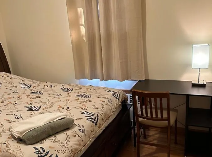 M1 Queen Size Bedroom With Desk Near Rutgers U & Hospitals