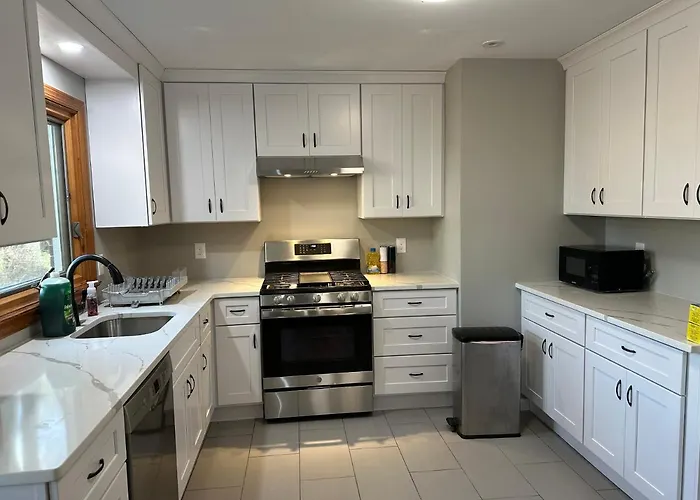 M1 Queen Size Bedroom With Desk Near Rutgers U & Hospitals