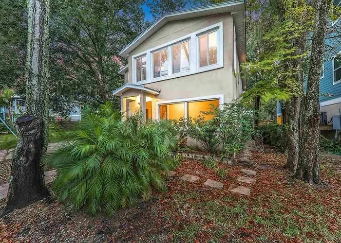 Spacious Renovated 4Br Downtown Home W Firepit Sleeps 8+