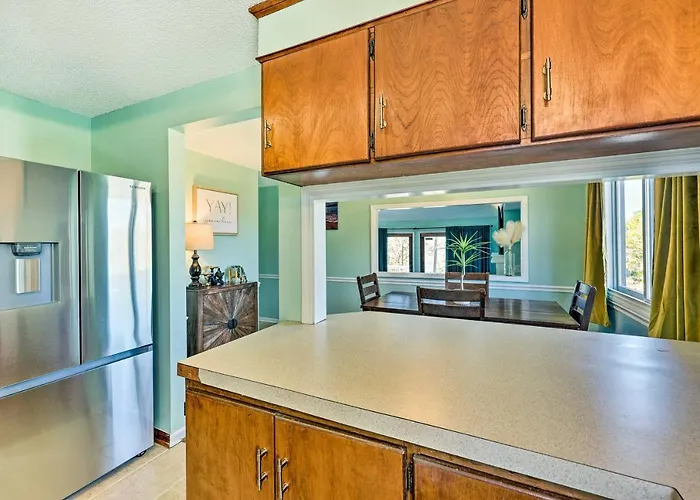 Hot Springs Getaway W/ Beautiful Lake Views!