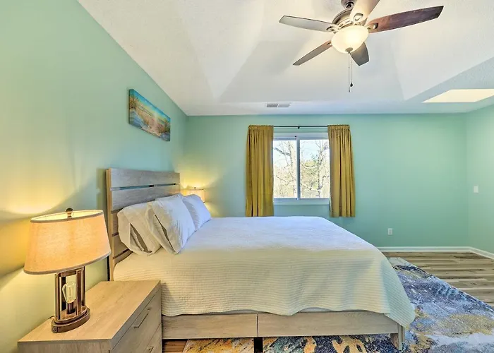 Hot Springs Getaway W/ Beautiful Lake Views!