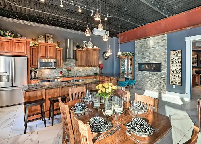 Regal River Retreat In The Heart Of Yankton!