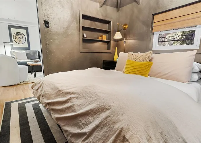 The Black Nest - Hot Tub Romantic Getaway