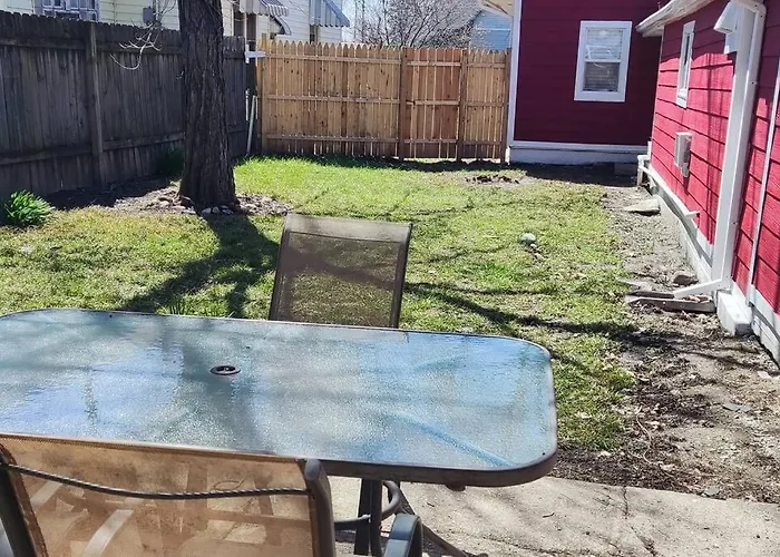 Guest House With Private Entrance- Walk To Downtown Noblesville