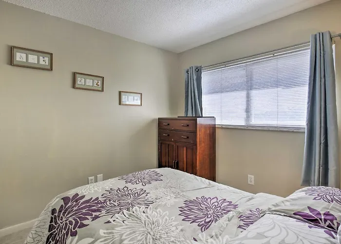 Walk To Beach & Dining: Sunny St Pete Condo!