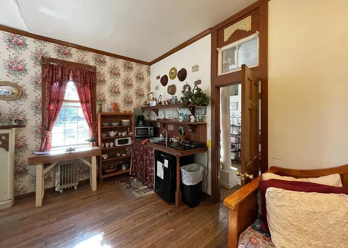 The Victorian Cottage At Creekside Camp & Cabins