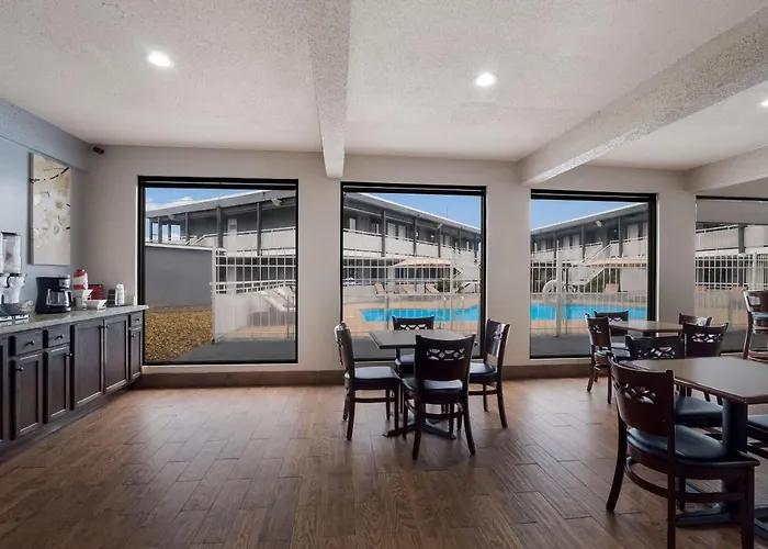 Spanish Trails Inn - Laredo Hotel