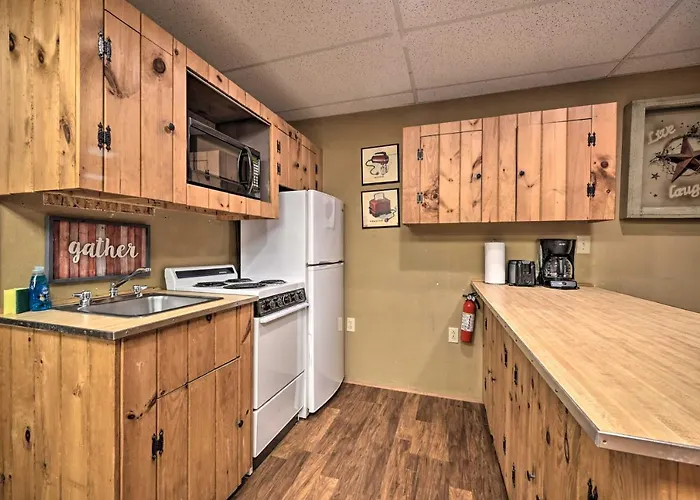 'John Wayne' Apartment - Deck, Bbq, Horses On-Site