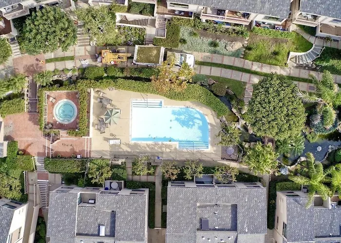 Oceanfront Fully Remodeled 2Br 2Ba, Pool, Hot Tub, Gated Parking