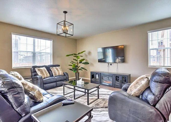 10 Mi To Dia: Spacious Aurora House W/ Yard!