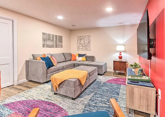 Stylish Vacation Rental - Walk To Isu!
