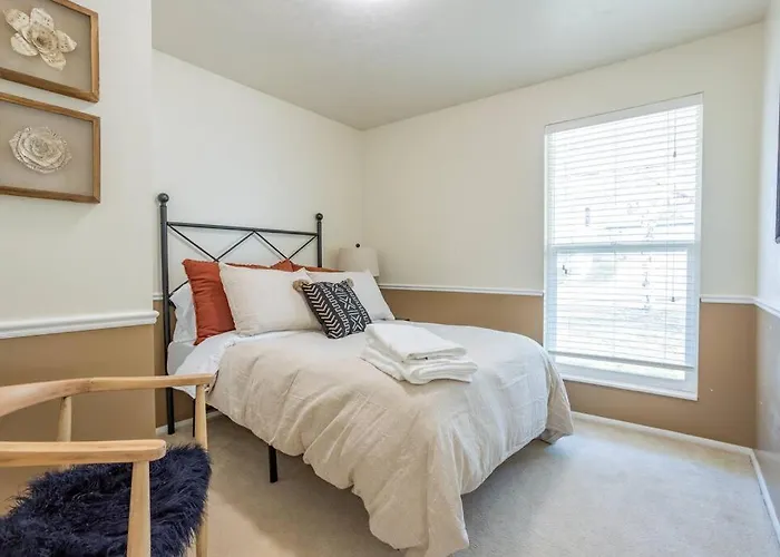 Spacious Stay Near Airport, Downtown & Ski Resorts
