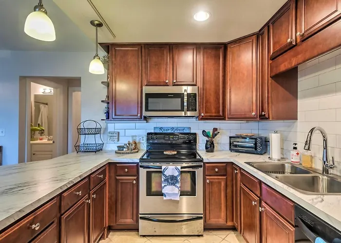 3Rd-Floor Riverfront Condo: Walk To Downtown Eats!