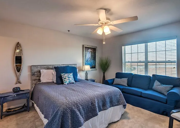 3Rd-Floor Riverfront Condo: Walk To Downtown Eats!