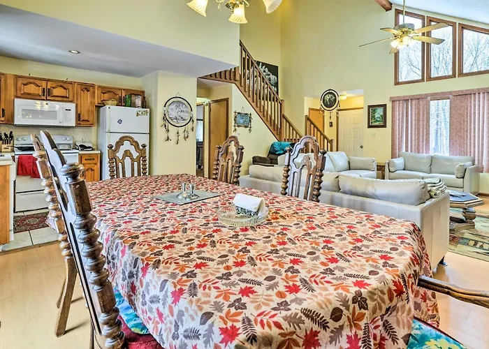 Hot Tub + Deck: Pet-Friendly Poconos Getaway!