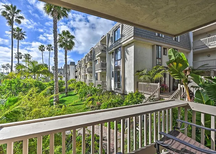 'Deja Blue' Oceanside Condo On Beach W/ Pools!