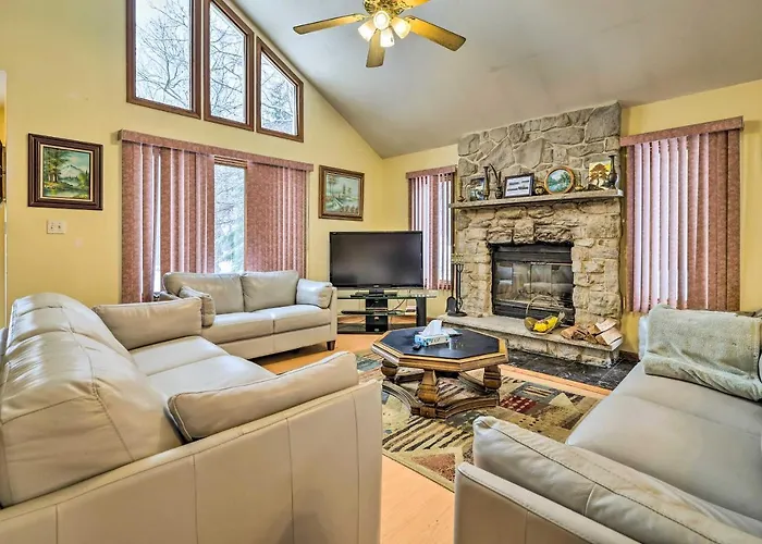 Hot Tub + Deck: Pet-Friendly Poconos Getaway!
