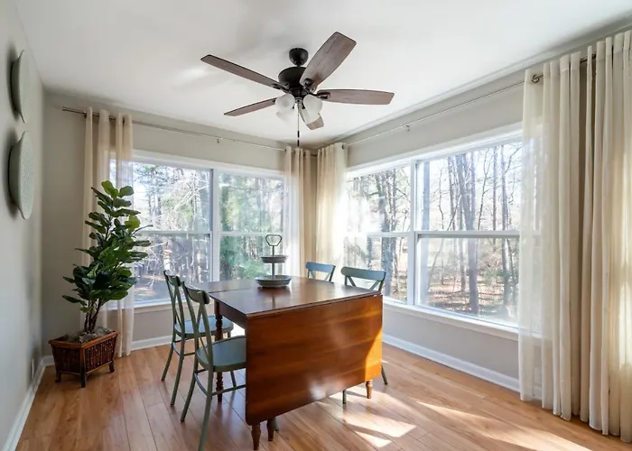 Decked Out Getaway, Pine Mtn Trail, Pet Friendly