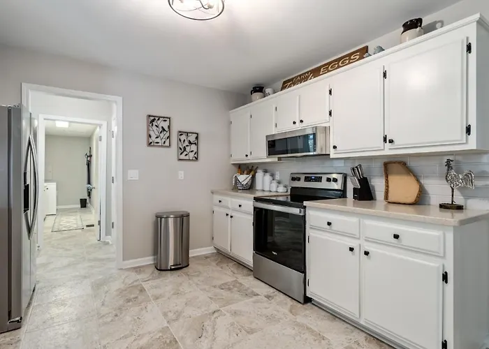 Decked Out Getaway, Pine Mtn Trail, Pet Friendly