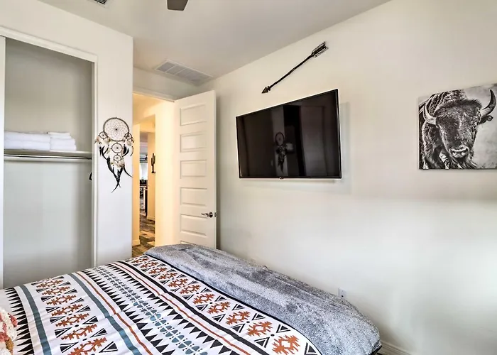 Heated Pool + Putting Green: Goodyear Retreat!