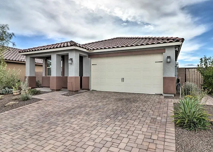 Heated Pool + Putting Green: Goodyear Retreat!