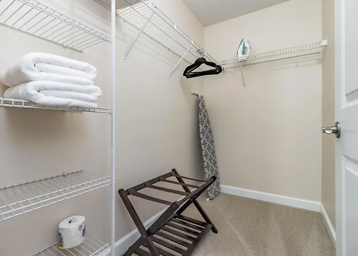 Contemporary Stay In Central Peoria