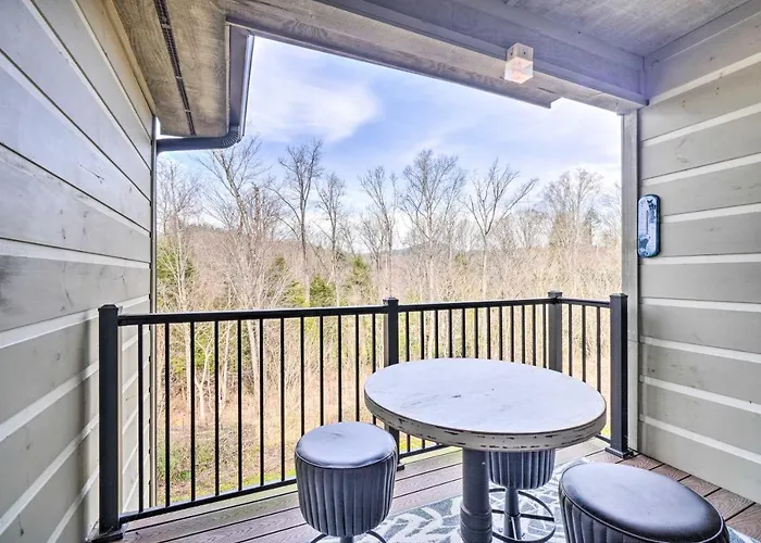 Chic Townsend Condo W/ Saltwater Pool!