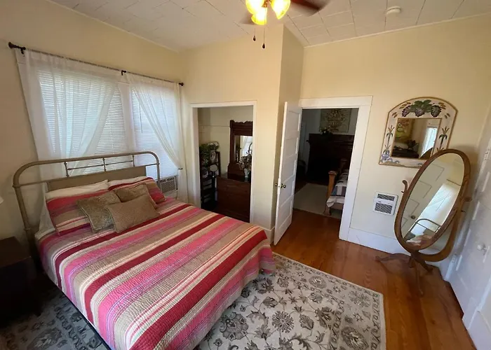 Carriage Inn Bandera Suite 2