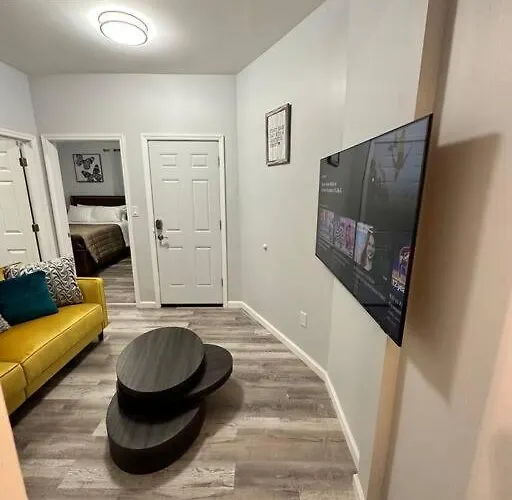 Newly 5 Star 3 Beds 1 Bath Ideal Short Term Rental