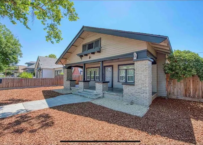2 King Beds! Fantastic Stylish Bungalow Home!
