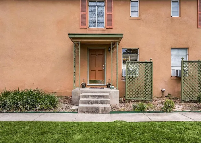 Exclusive Historical Townhome: Serene And Cozy
