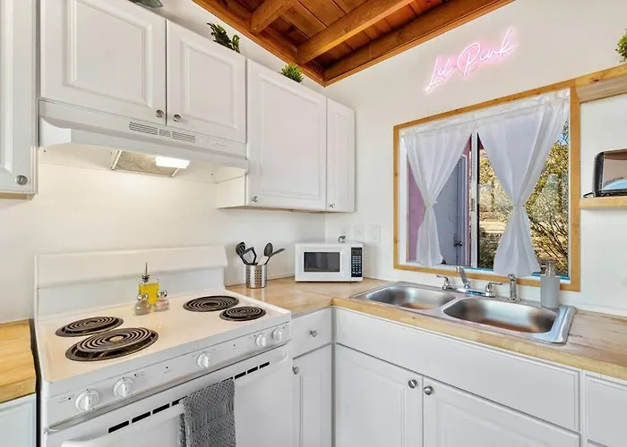 Lil Pink - Million Dollar Views On 2 Acres!