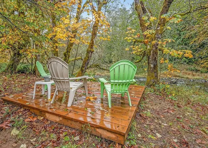 Bright, Updated Waterfront Cottage Pets Welcome!