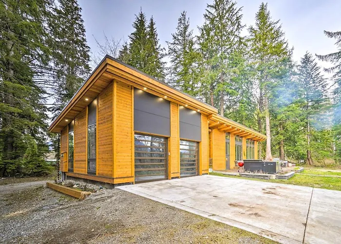 Heated Swim Spa! 15-Acre Cabin On Skykomish River