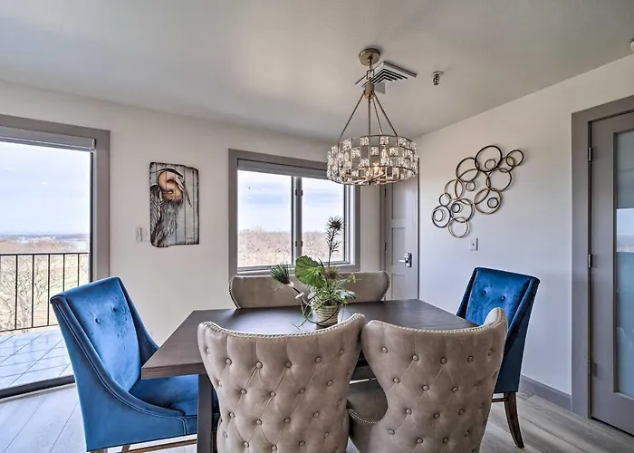 Balcony & Lake View: Modern Condo In Monkey Island