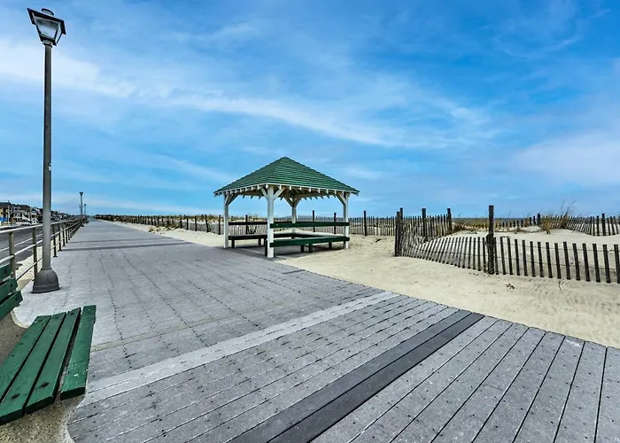 Seaside Park Apt: Outdoor Shower, Walk To Beach!