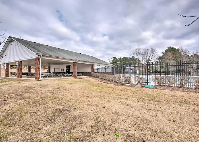 Suburban Atlanta Vacation Home ~ 3 Mi To Airport!