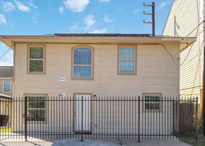 Stunning & Vibrant Apt 7 Min From Tx Med Center