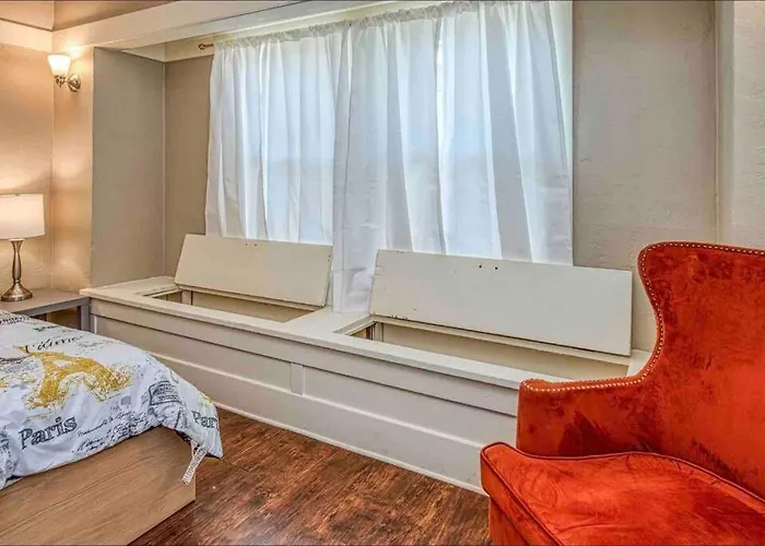 2 King Beds! Fantastic Stylish Bungalow Home!