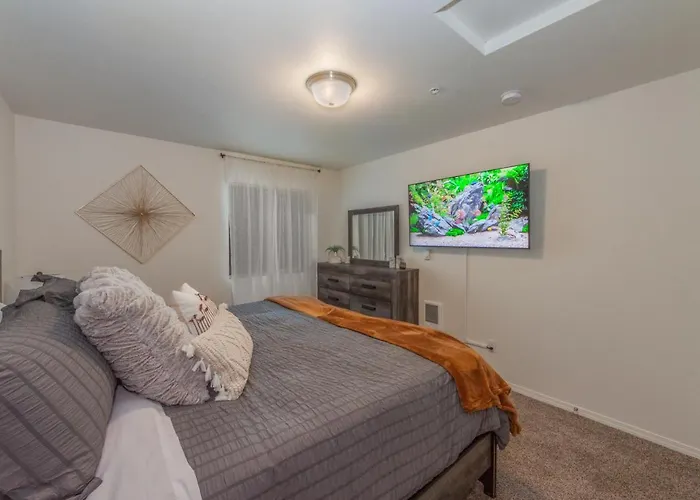 Modern And Stylish King Bed Wifi Free Parking