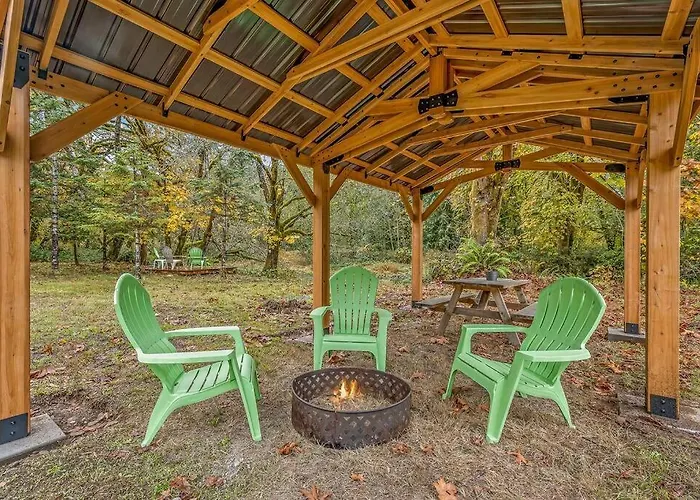 Bright, Updated Waterfront Cottage Pets Welcome!