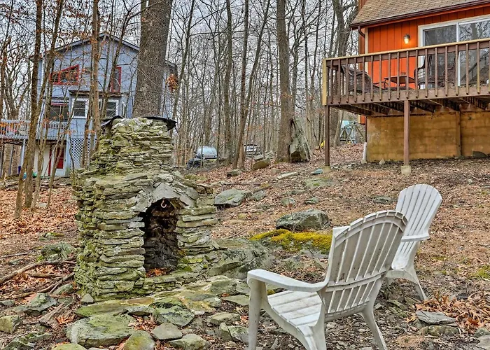 4 Mi To Tubing: Cozy Bushkill Cabin W/ Deck!