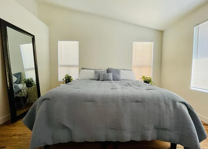 Glendale Gem With Pool & Office In Prime Location